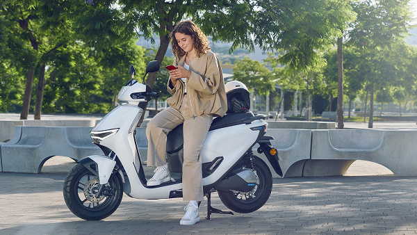 Sit on the CUV e: and operate the app